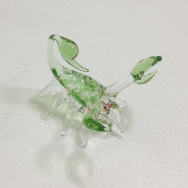 Petit scorpion agressif en verre