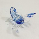 Petit scorpion agressif en verre