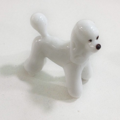 Chien caniche en verre