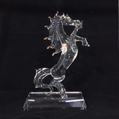 Grand cheval sur socle en verre