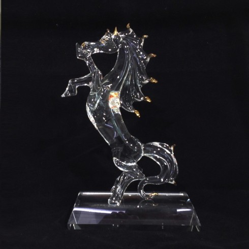 Cheval sur socle en verre