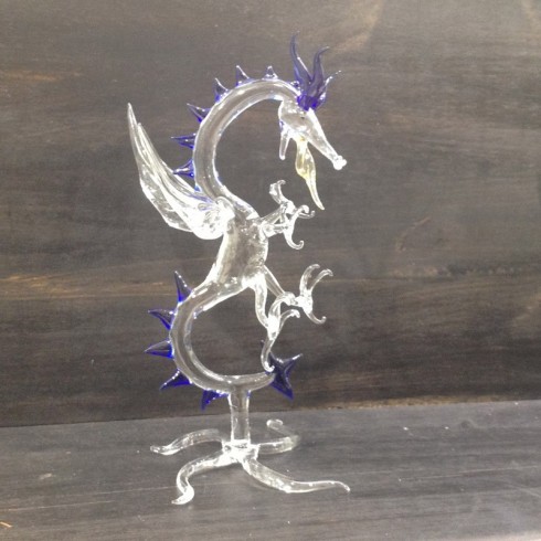 Dragon sur pied en verre