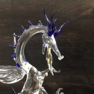 Dragon sur pied en verre