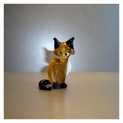 Chat marron en verre