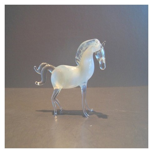 Cheval blanc en verre