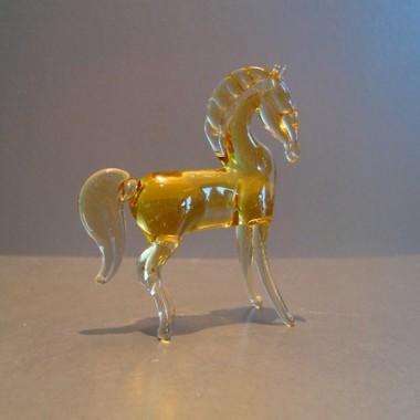 Cheval jaune en verre