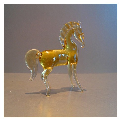 Cheval jaune en verre