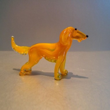 Chien orange en verre