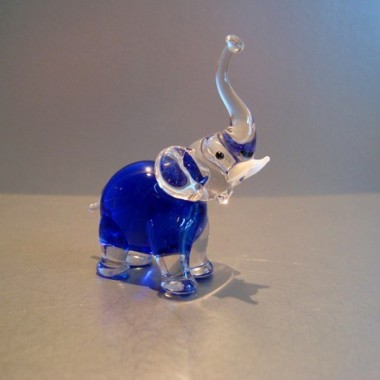 Eléphant bleu en verre