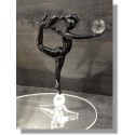  Danseuse avec une balle en verre noir 