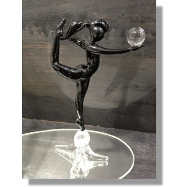  Danseuse avec une balle en verre noir 