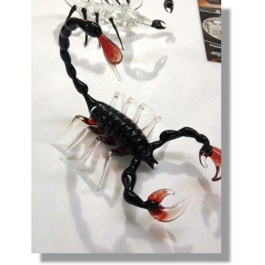  Scorpion en verre noir et rouge 