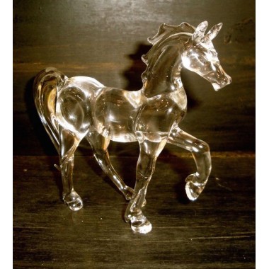 Cheval au pas en verre