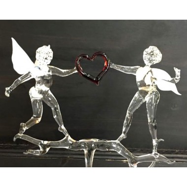 Duo d'anges avec un coeur en verre