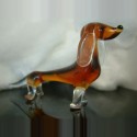 Chien allongé en verre