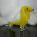 Chien jaune en verre