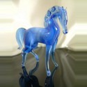 Cheval bleu en verre en verre