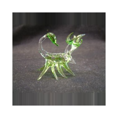 Petit scorpion agressif en verre