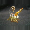 Petit scorpion agressif en verre