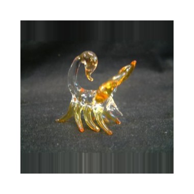 Petit scorpion agressif en verre