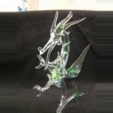 Dragon sur pied en verre